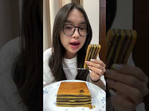 pertama kali cobain lapis legit varian chocolate 😋🤏🏻