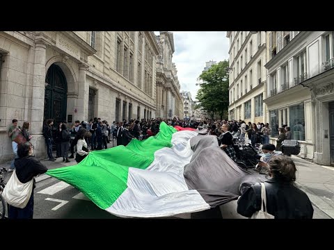 Intervention de la police dans la Sorbonne à Paris pour évacuer des militants pro-palestiniens