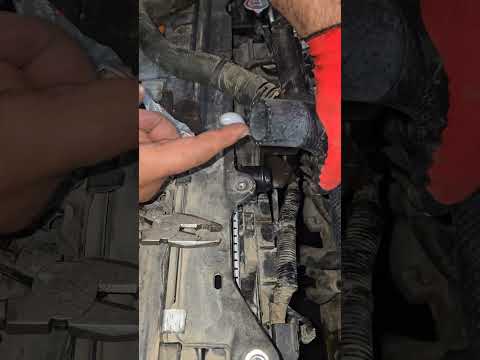 auto mechanic replacement <strong>engine</strong> radiator pipe fitting