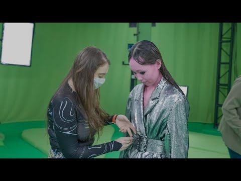 Behind The Scenes Maisie Wilen Fall-Winter 2022 Collection Holographic
Experience