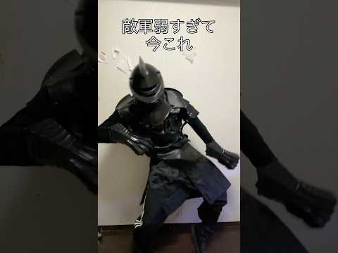 戦場でショート動画を撮影する黒騎士