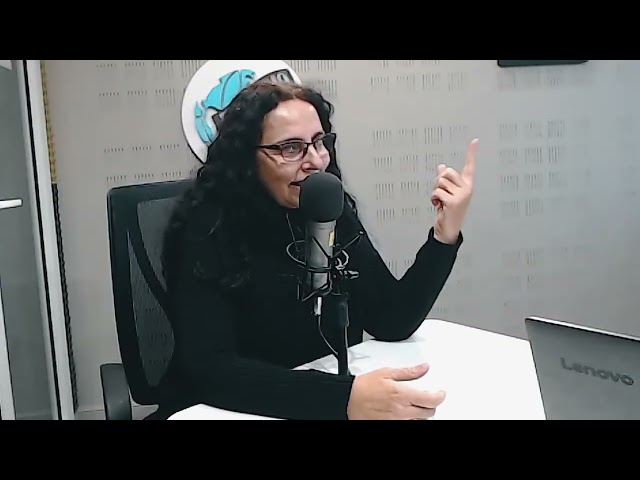 Gisela Fernández, periodista de Primera Edición, expone la creciente crisis del sistema de salud: coseguros elevados, prepagas impagables y una migración masiva hacia hospitales públicos. La demanda desborda al Madariaga y al hospital de Eldorado, donde conseguir un turno implica madrugar, hacer colas de hasta 400 metros o pagar a “coleros” hasta $10.000.📢 Hashtags: #CrisisSanitaria #TurnosHospitalarios #SaludEnMisiones✅ ¡Sintoniza la FM 89.3 para escuchar a Marcelo Giménez, Lodi Caballero junto a Ángel Miño en EL AIRE DE LAS MISIONES! 🗣️ Con sus voces y estilos únicos, te mantendrán entretenido e informado con noticias, música y entrevistas interesantes.Producción Patricia Flores.Operación Técnica: Nicky ZalazaGR