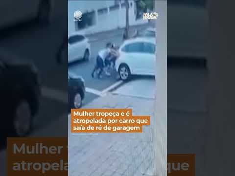 Mulher tropeça e é atropelada por carro que saía de garagem em Barra Bonita (SP) #Shorts #FalaBrasil