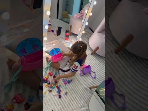 Clarinha brincando de Barbie