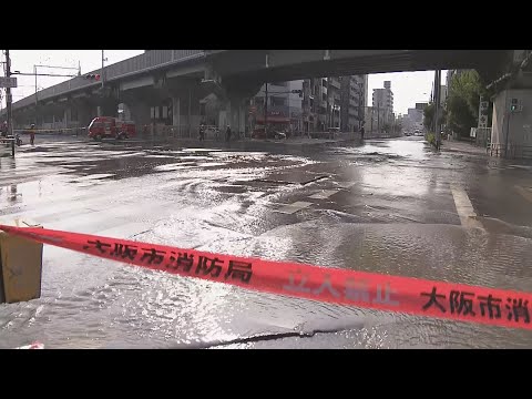 “６０年以上前に敷設”の水道管破損か…道路の亀裂から水あふれ交差点一帯が冠水　大阪・東淀川区（2025年7月5日）