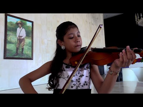 Elizabeth Lira, una niña apasionada por el elegante y delicado violín