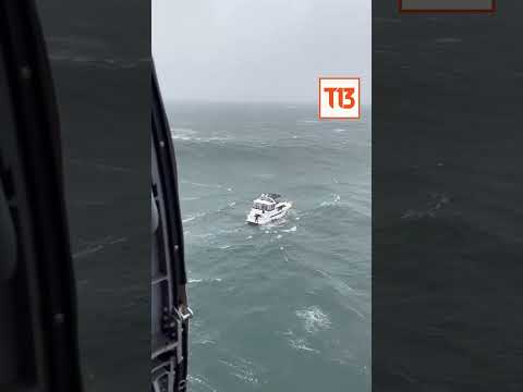 Dramático rescate de yate volcado por las olas en EE.UU. #Short