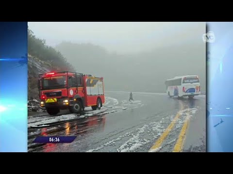 Vía Papallacta: Caída de nieve en Baeza dejó varios autos atrapados