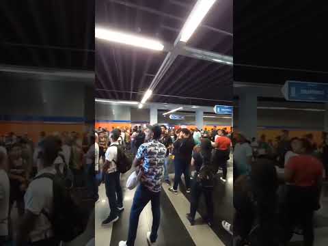 Reportan pasajeros varados durante horas por falla en el Teleférico