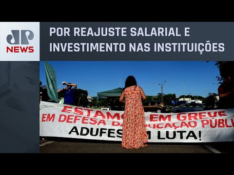 Professores de universidades federais entram em greve