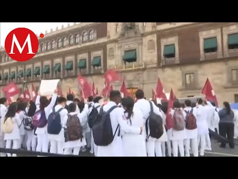 Estudiantes de Medicina protestan en Palacio Nacional