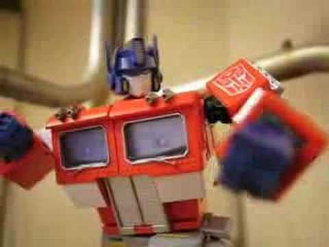 Transformers Stop-Motion Bumblebee beats Optimus Prime