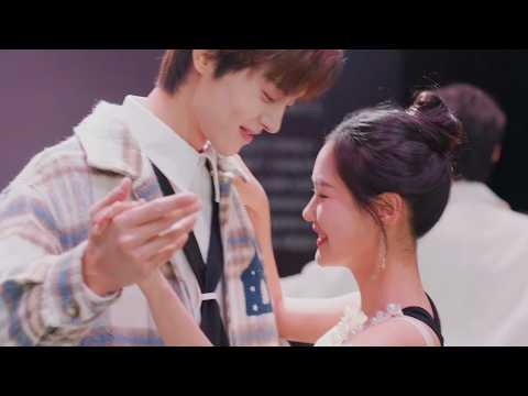 تسرق الاضواء بجمالها و ترقص معـه امام زملائها❤️🔥 Too Young To Love
