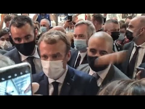 Sujeto lanzó un huevo contra el presidente francés, Emmanuel Macron