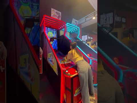 【こんな彼女は嫌だ】ゲーセンのバスケで無雙する彼女 #バスケ #sports