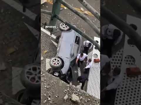 Motorista fica ferida após carro despencar de estacionamento em Fortaleza; veja vídeo #shorts