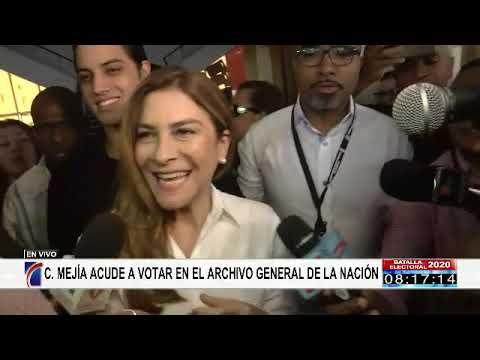 Carolina Mejía ejerce su derecho al voto; llama a tener paciencia por retrasos