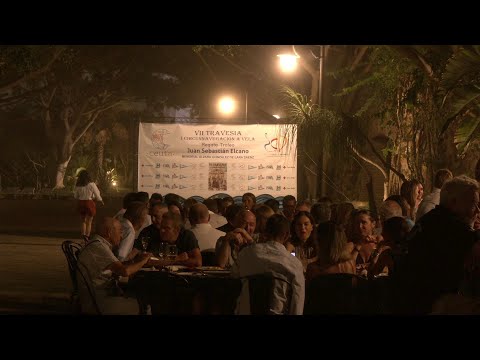 Los regatistas disfrutan de una maravillosa cena en el Parque Marítimo