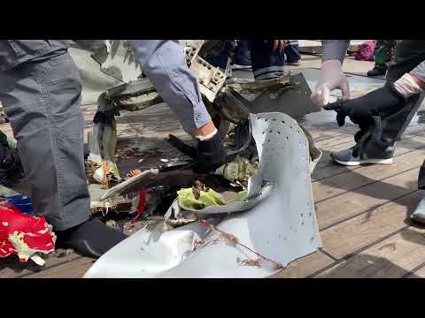 Recuperan una de las cajas negras del avión de pasajeros que se estrelló en el Mar de Java