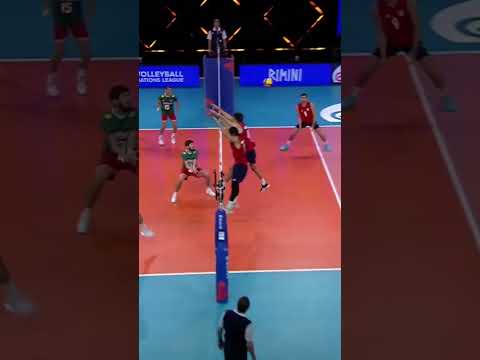 🤯Have you ever seen something like this?! #volleyballworld #save #crazysave