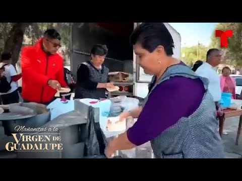 Una familia ayuda con comida a los peregrinos que visitan a la Virgen de Guadalupe