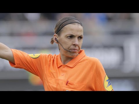 La Française Stéphanie Frappart, première femme à arbitrer en Coupe du monde • FRANCE 24