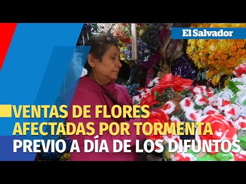 Comerciantes del Mercado San Miguelito preparan las flores y adornos para el día de los difuntos