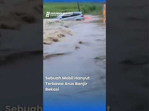 Sebuah Mobil Hanyut Terbawa Arus di Bekasi #shortvideo#bekasi #banjir #news