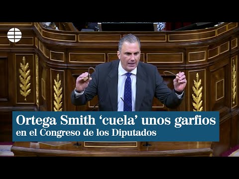 Revuelo de los diputados tras 'colar' Ortega Smith unos garfios en el Congreso