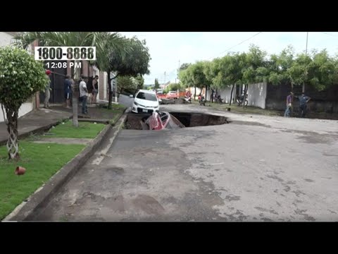 ¡Clase hoyo! Fuertes lluvias socavan calle en Managua - Nicaragua