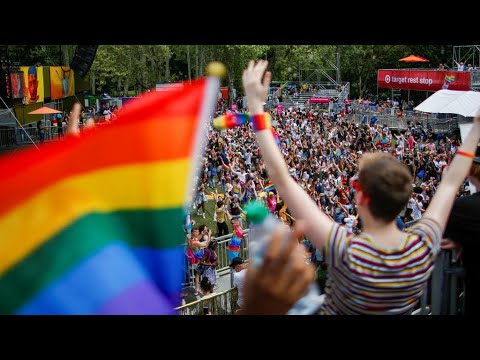 Orgullo Gay: los desfiles a la web y las banderas a las ventanas