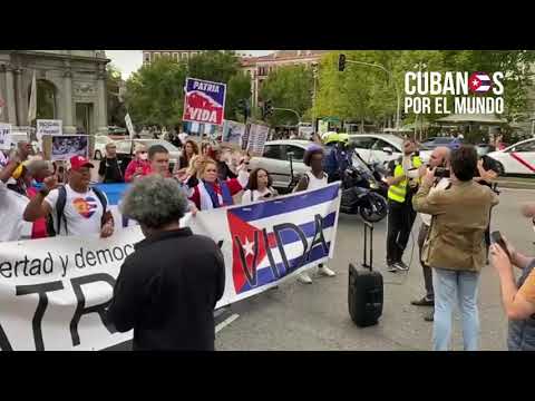 Con carteles de 'Patria y Vida' un grupo de cubanos increparon a Silvio Rodríguez en Madrid
