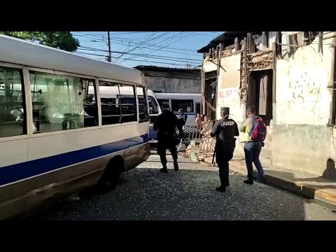 Accidente ente microbuses del transporte público en San Salvador