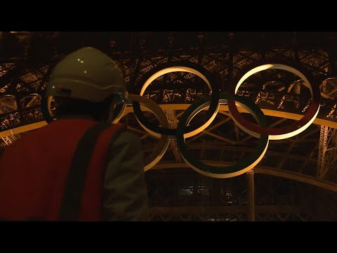 Les anneaux olympiques sont retirés de la Tour Eiffel | AFP