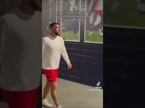 Travis Kelce mira el cuadro de Taylor Swift antes de salir a jugar en el Super Bowl