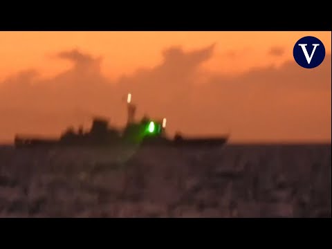 El momento en el que un patrullero filipino es atacado con luz láser militar por un barco chino