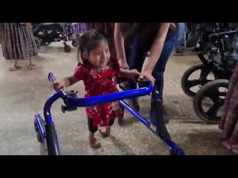 Instituciones donan sillas de ruedas y andadores en Alta Verapaz.