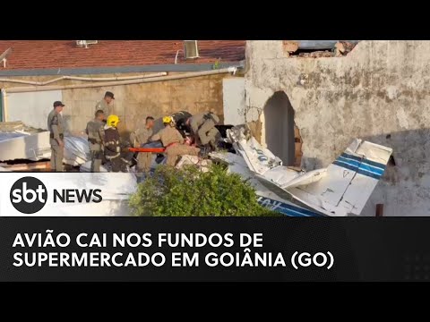 Avião cai nos fundos de supermercado em Goiânia e deixa 2 mortos