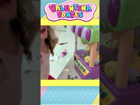 Valentina brinca de se vestir e com maquiagem de brinquedos  Valentina se maquiando 1056