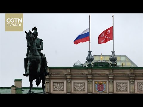 Habitantes de San Petersburgo expresan su dolor por las víctimas que dejó ataque terrorista en Moscú