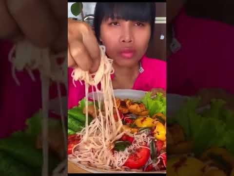 ยำขนมจีนแคปหมูกินแซ่บกินนัวร์