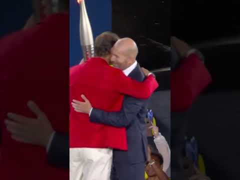 Nadal recibe la antorcha olímpica de manos de Zidane en la inauguración de los Juegos de Paris