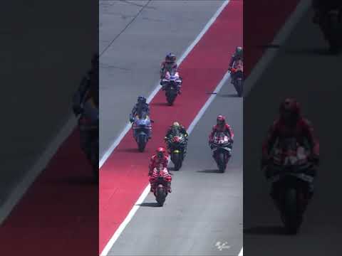 1??, 2??, 3??, 4?? y 5??: Pecco Bagnaia contando a los pilotos que lo persiguen en el pit lane