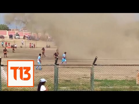 Remolino de polvo interrumpe partido de fútbol en Perú