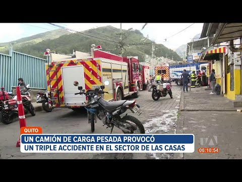 Un camión de carga pesada ocasionó un triple accidente en el sector de Las Casas, norte de Quito