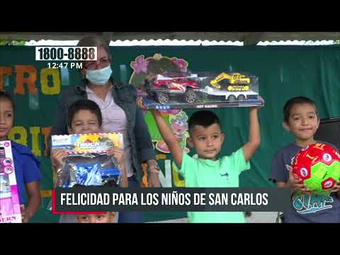 Niños de San Carlos, Río San Juan, con mucha alegría reciben un juguete - Nicaragua