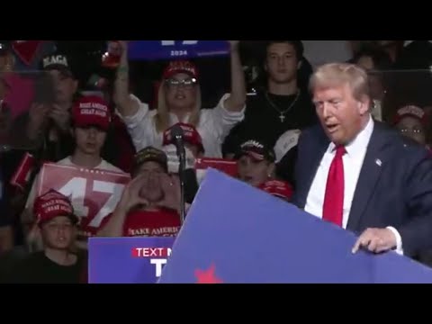 Trump stops rally sign hits his teleprompter he pretends he doesn't use