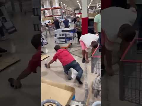 Costco ‘fan’ fight! Shoppers lose their cool over fans #shorts