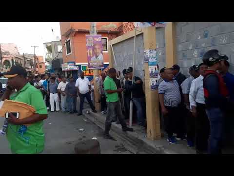 Decenas de personas se quejan por retraso en votaciones de Santo Domingo Norte