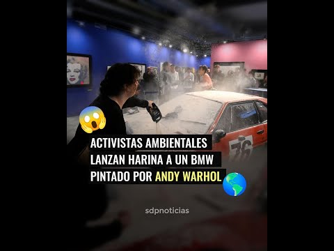 Activistas en contra el cambio climático  lanzan harina a un BMW  intervenido por Andy Warhol